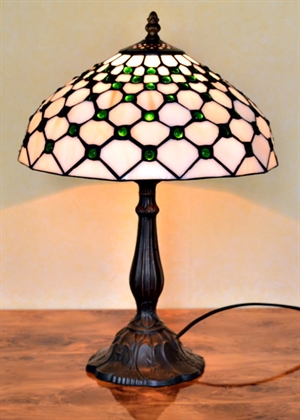 Tiffany bordlampe DT117 hvid skærm med grønne perler - Se Tiffany lamper